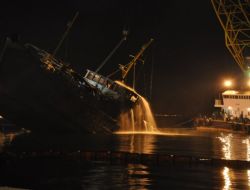 İzmir'de Batan Yolcu Vapuru Çıkarılıyor