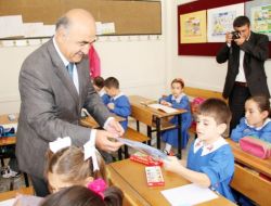 Talas Belediyesi Minik Öğrencilere Kırtasiye Yardımı Yaptı