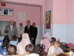 Diyarbakırlı Öğrencilere Polis Amcalarından Çanta Hediyesi