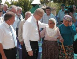 Vali Cerrah Hortumda Evleri Yıkılan Aileleri Unutmadı