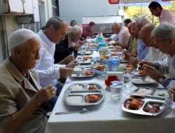 Esnaf, Yaşlıların Duasını Aldı