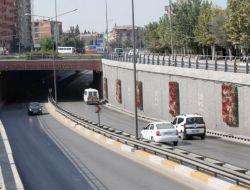 Köprülü Kavşaklardaki Çiçekler Gürültüyü Önleyip Yolu Güzelleştiriyor