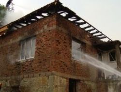 Ahır Yapmak İsterken Evi Yaktı
