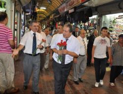 Mülki Amirler Esnafa Karanfil Dağıttı