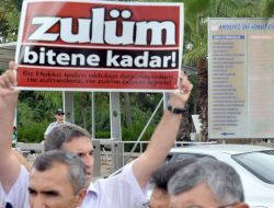 Özgür-der Antalya Şubesi Üyeleri, Başörtüsü Yasağını Protesto Etti