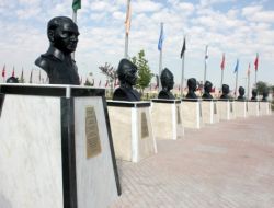 Şehitler Parkı'ndaki Türk Büyüklerinin Anıtları Yenilendi