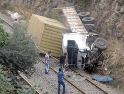 Kamyon Tren Yoluna Düştü Faciadan Dönüldü