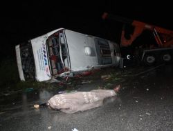 Mersin'de Yolcu Otobüsü Devrildi