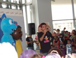 Caillou Ve Ezi Çocukları Eğlendirdi