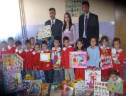 Çocukluğunu Yaşayamayan Hayırsever, Öğrencileri Oyuncakla Sevindirdi