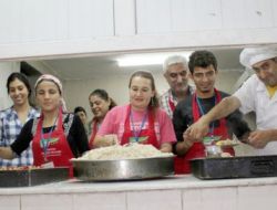 Aşçılık Eğitimi Alan İşitme Engelliler Fabrikalarda Uygulama Yapıyor