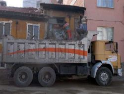 Denizli'de Bir Evden 4 Kamyon Çöp Çıktı