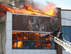 Mobilya İmalathanesi Alev Alev Yandı