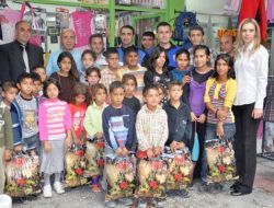 Polisten Göçer Aile Çocuklarına Okul Üniforması