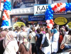 Alışveriş Merkezinde İndirim İzdihamı