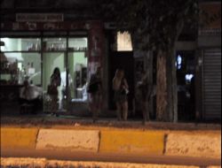 Aileler Geçiyor, Travestiler Pazarlık Yapıyor