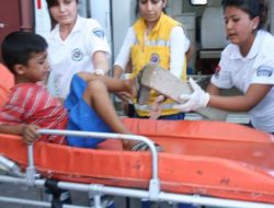 Ayağında Çivili Tahtayla Hastaneye Getirildi