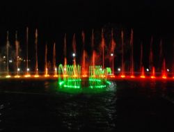 Posbıyık, Müzik Eşliğinde Dans Eden Işıklı Süs Havuzunu Tanıttı