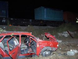 Arızalanan Otomobile Tren Çarptı: 1 Ölü