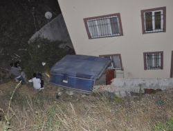 Virajı Alamayan Kamyon Çukura Yuvarlandı