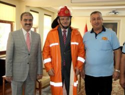 Vali Özcan İtfaiyeci Elbisesi Giydi