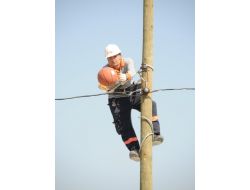 Elektrik Direklerinin Üzerinde Top Oynayarak Eğitim Alıyorlar