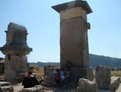 Herakles Geldi, Sıra British Müze'de Sergilenen Harp Anıtı Kabartmalarında