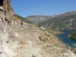 Yol Yapımında Kayalar Dinamitle Patlatılıyor