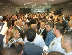 Avukatların Kovaladığı Sivil Polis, Camdan Çıkartılarak Kaçırıldı