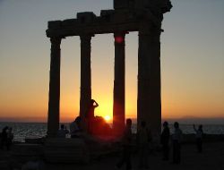 Ruslar Antalya'yı Apollon Tapınağı Ve Serdar Ortaç Şarkılarıyla Tanıyacak