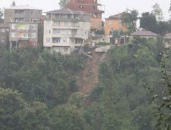 RİZE’DE SEL EVLERİ VURDU