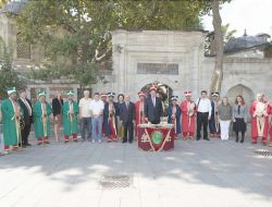 Amerikalı Ziyaretçi, Dayanamayıp Mehterin Başına Geçti