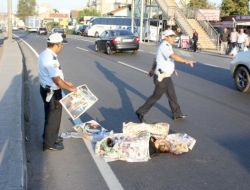 Üst Geçidi Kullanmadı, Kamyonetin Altında Kaldı