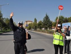 Okul Önü Trafiği Öğretmenlere Ve Öğrencilere Emanet