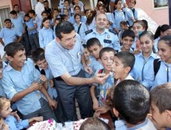 Çocuklar Emniyet Müdürünün Doğum Günü Pastasını Elleriyle Yedirdi