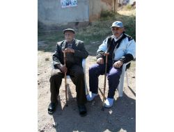 Kefensiz Yatan Dedelerine Mezar İstiyorlar