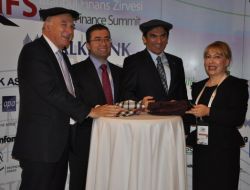 İngiliz Bakan 'Gakkoş Şapkası'nı Beğendi