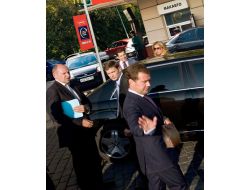 Medvedev’in Özel Fotoğraflarını Satışta