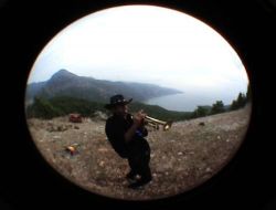 Kovboy Kıyafetli Müzisyen, Havada Konser Verdi