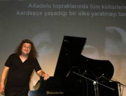 Tuluyhan Uğurlu’dan Müzik Eşliğinde Uygarlık Dersi