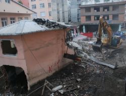 Dere Yatağı Üzerindeki Binalar Yıkılıyor