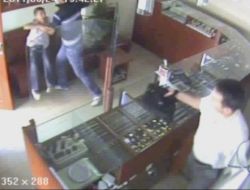 Kuyumcu Gaspına Engel Olan Çocuk Kamerada