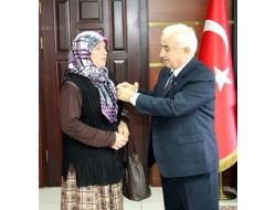 Vali Şahin, Fedakar Anneyi Altınla Ödüllendirdi