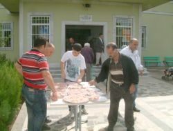 Avni Akyol’un Ölüm Yıldönümünde Helva Dağıtıldı