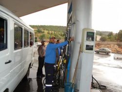 Hızını Alamayan Kamyonet Akaryakıt İstasyonuna Daldı, Faciadan Dönüldü