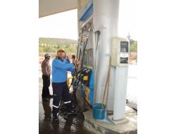 Hızını Alamayan Kamyonet Akaryakıt İstasyonuna Daldı, Faciadan Dönüldü