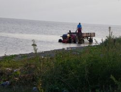İznik Gölü'nde Traktör Yıkadılar