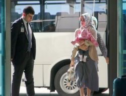 Davutoğlu, Havalimanında Torunuyla Hasret Giderdi