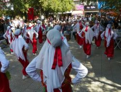 Yaşlılar Gününü Gençlerle Parkta Kutladı