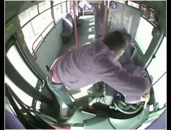 Halk Otobüsüne Önce İndirimli Binmek İstedi, Ardından Polise Saldırdı